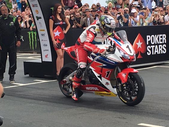 John McGuinness adalah salah satu nama legendaris dalam dunia balap Isle of Man TT, dikenal sebagai salah satu pebalap paling sukses dan dihormati dalam sejarah ajang balap jalan raya ekstrem ini