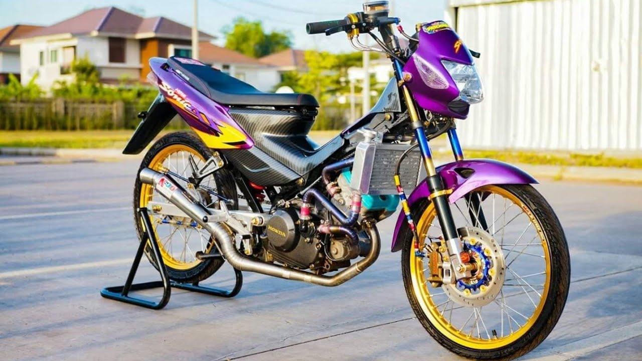 Honda Sonic 125 adalah salah satu motor bebek sport yang diproduksi oleh Honda dan mulai populer di Asia Tenggara, terutama di Thailand dan Indonesia, pada awal 2000-an. 