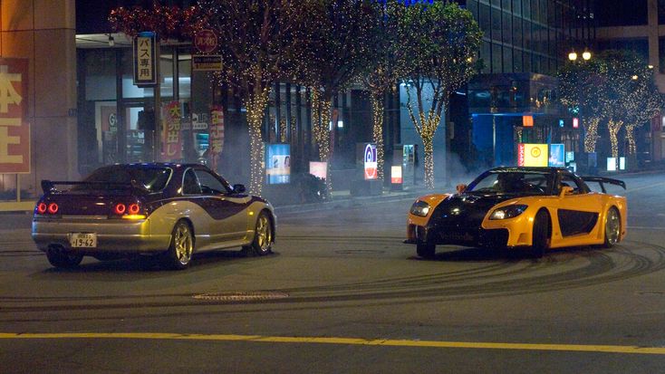 Tokyo Drift menampilkan sisi berbeda dari dunia balap jalanan dengan memperkenalkan budaya drifting, yakni teknik berkendara yang menonjolkan keahlian pengemudi dalam mengendalikan mobil dengan meluncur di tikungan