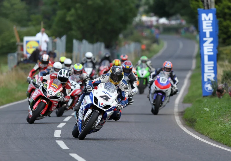 The Isle of Man TT (Tourist Trophy) adalah salah satu balapan motor paling ekstrem dan berbahaya di dunia.