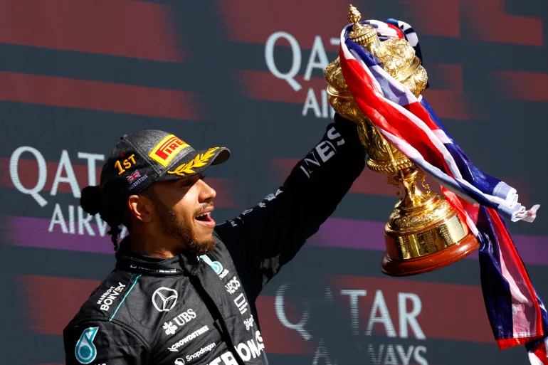 Lewis Hamilton, lahir pada 7 Januari 1985 di Stevenage, Inggris, adalah salah satu pembalap Formula 1 (F1) terbesar sepanjang masa