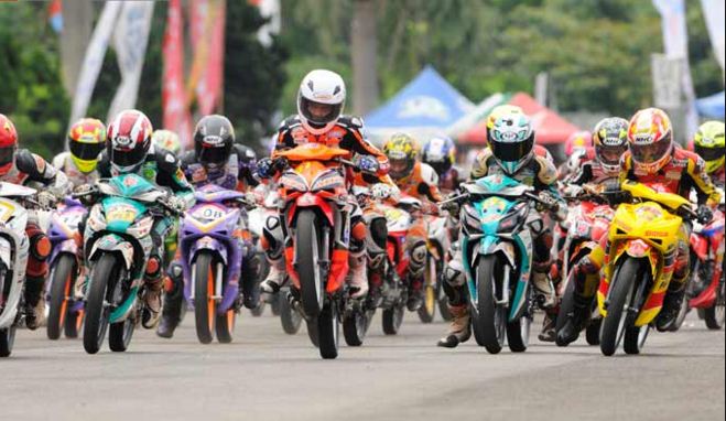 Road racing memiliki akar yang dalam dalam sejarah balap motor. Kompetisi ini mulai berkembang pada awal abad ke-20, ketika balapan dilakukan di jalan-jalan terbuka di Eropa