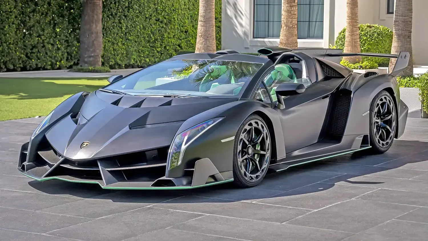 Lamborghini Veneno adalah salah satu hypercar paling ikonik dan ekstrem yang pernah diproduksi oleh Lamborghini