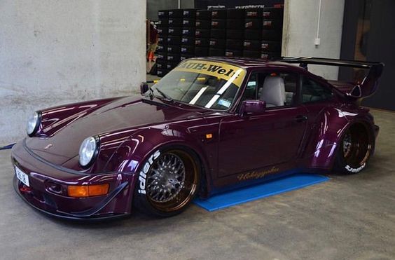 RWB (RAUH-Welt Begriff) adalah nama yang sangat dikenal di kalangan penggemar modifikasi otomotif, terutama bagi mereka yang menggemari Porsche klasik. Didirikan oleh Akira Nakai di Jepang, RWB telah menjadi ikon modifikasi Porsche dengan gaya lebar dan ekstrem yang khas.