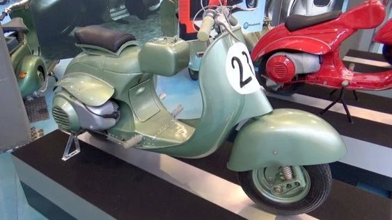 Vespa 125 Circuito memiliki tampilan yang khas dan disesuaikan dengan kebutuhan balap