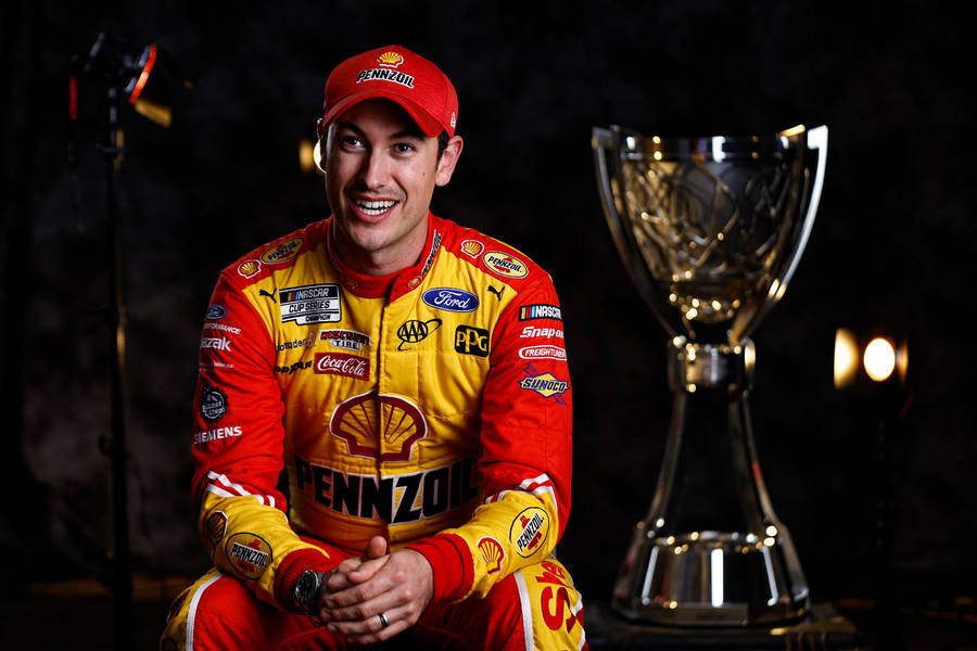 Joey Logano dikenal sebagai pembalap yang penuh dengan keberanian di lintasan. Gaya balapnya yang agresif, terutama dalam pertempuran jarak dekat, membuatnya sering terlibat dalam momen-momen kontroversial di lintasan. 