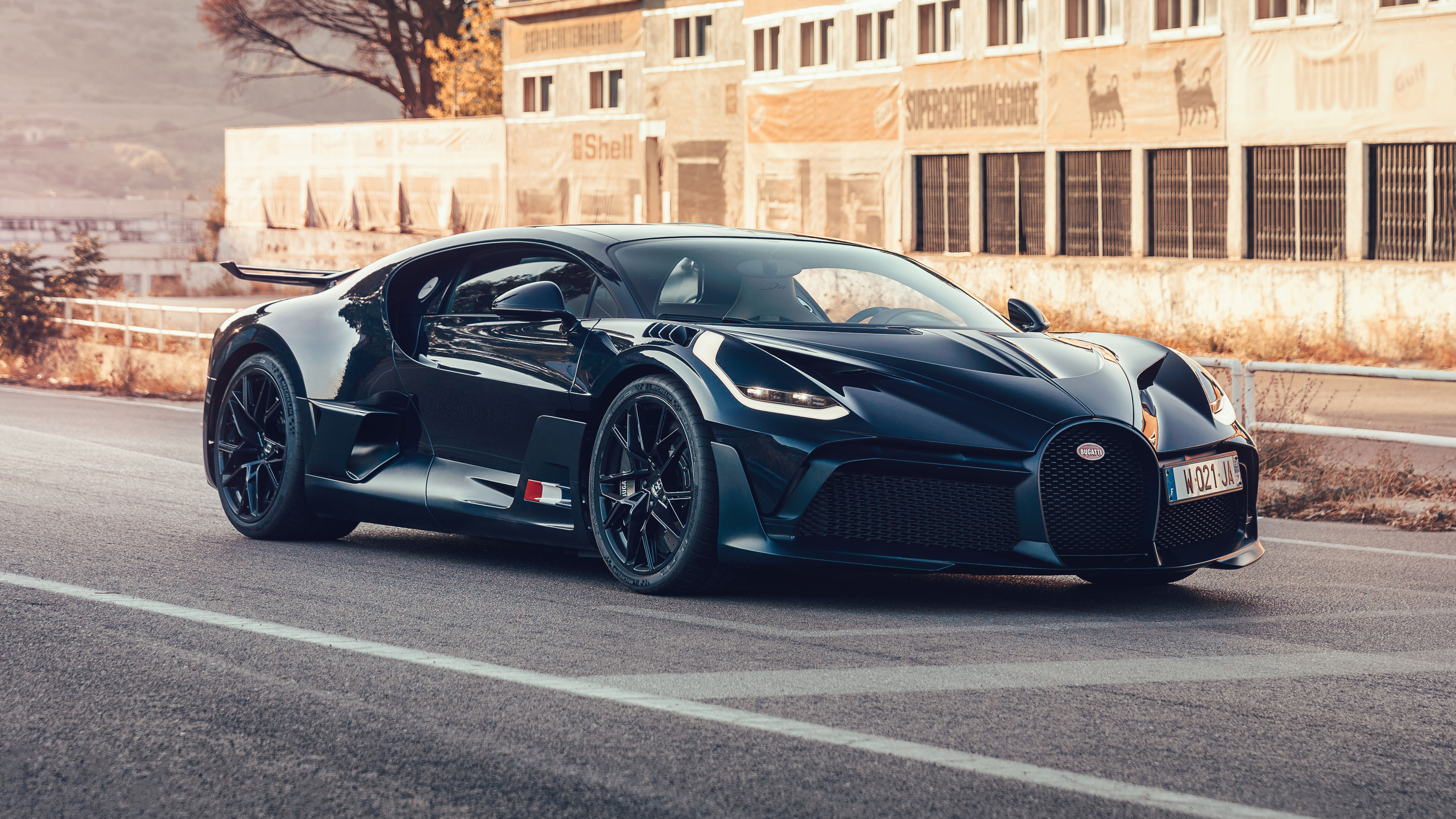 Bugatti Divo adalah salah satu hypercar paling eksklusif yang diproduksi oleh pabrikan otomotif Prancis, Bugatti